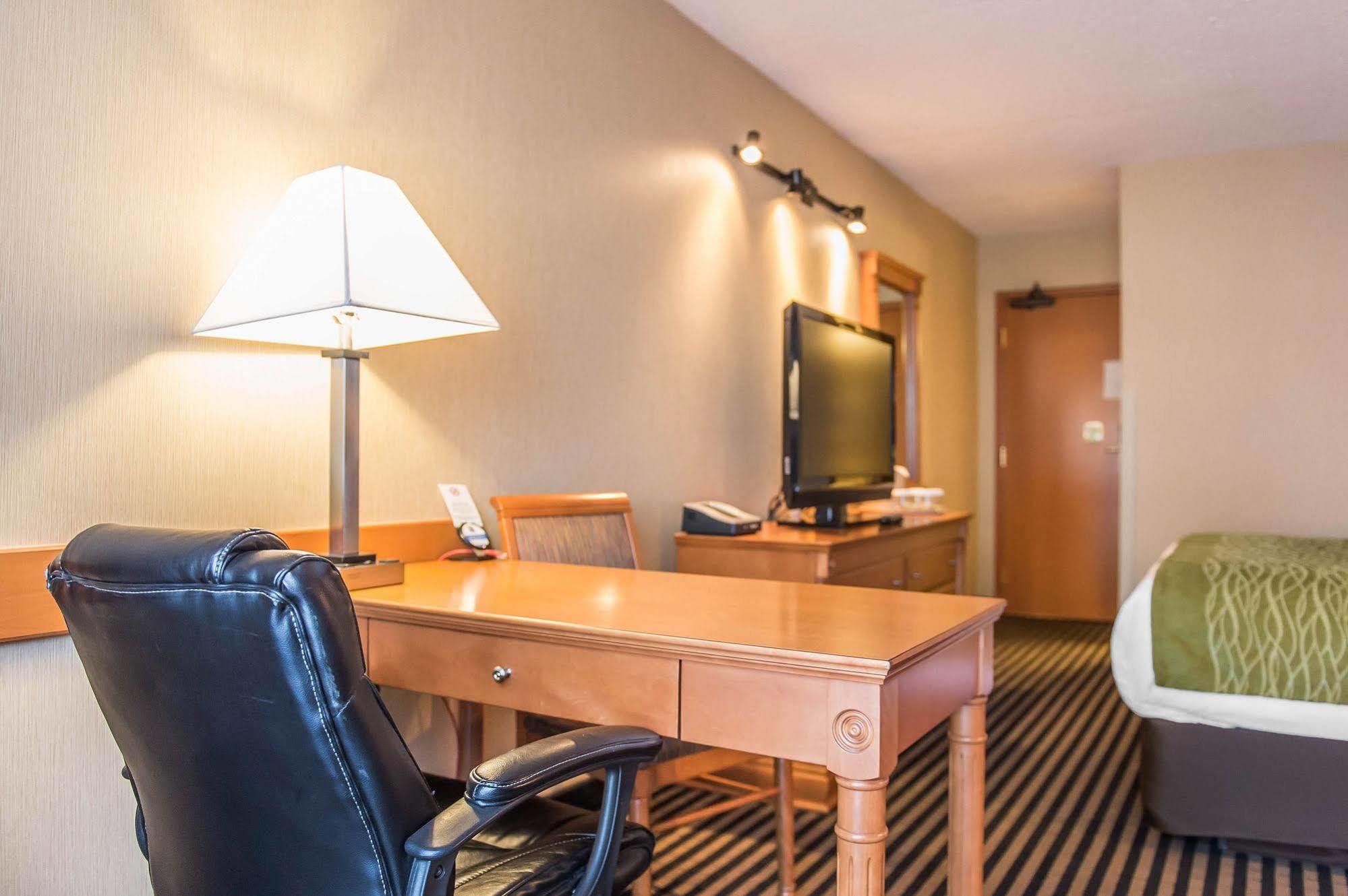 Comfort Inn Броквилл Экстерьер фото